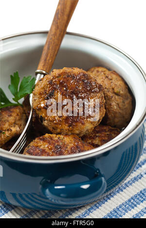 Piccole costolette di carne o salsiccia polpette Foto Stock