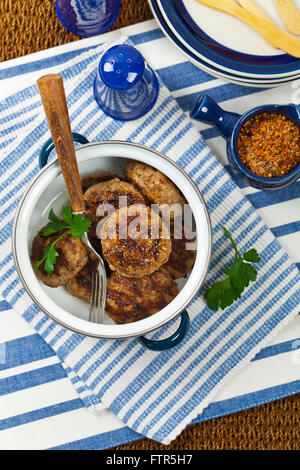 Piccole costolette di carne o salsiccia polpette Foto Stock