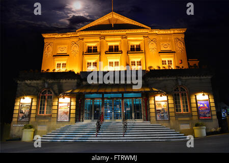 Shanklin Theatre nell'Isola di Wight, illuminata di notte con la luna sopra. Foto Stock