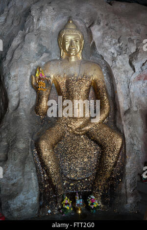 Buddha a Tham Ruesi Khao Ngu, Ratchaburi, Thailandia Foto Stock