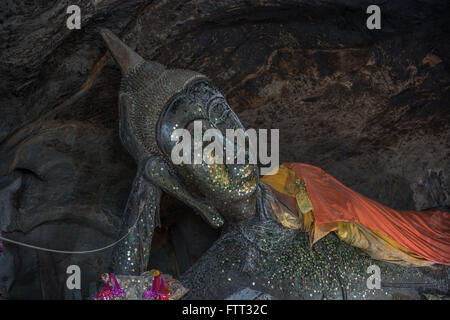 Il Buddha in Tam Chom Phon grotta di Ratchaburi Thailandia Foto Stock