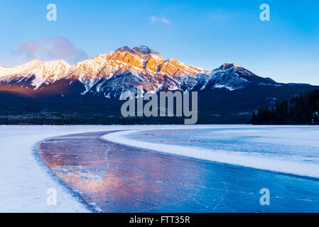 Pattinaggio sul ghiaccio via, Lago Piramide in inverno, il Parco Nazionale di Jasper, Alberta, Canada Foto Stock