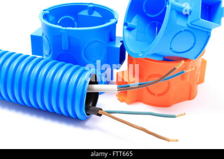 Corrugato tubo in plastica con cavo elettrico e scatola elettrica, il componente per l'uso in installazioni. Foto Stock