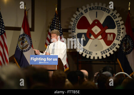 Bridgeton, MO, Stati Uniti d'America - 08 Marzo 2016: Missouri Attorney General Chris Koster parla con i sostenitori della Hillary Clinton. Foto Stock