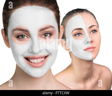 Giovane donna con argilla maschera facciale Foto Stock