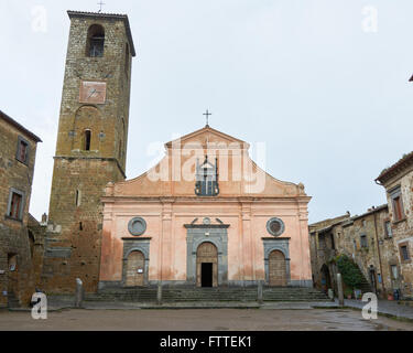 Chiesa di San Donato nella piazza principale di Civita di Bagnoregio Foto Stock
