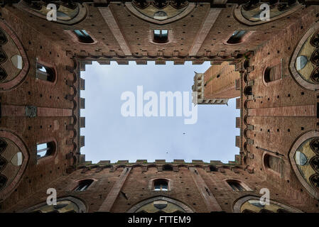 Il campanile del Mangia, guardando in alto vista dall'interno del Palazzo Pubblico in Piazza del Campo a Siena, Toscana, Italia. Foto Stock