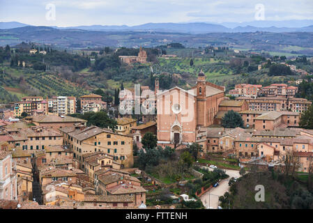 Basilica di San Francesco, una chiesa basilicale a Siena, Italia. Vista dal campanile del Mangia. Foto Stock