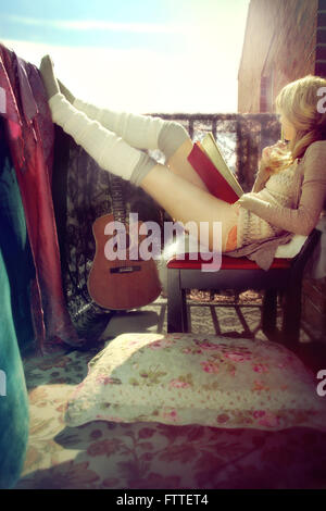 Bohemian donna seduta sulla terrazza Foto Stock