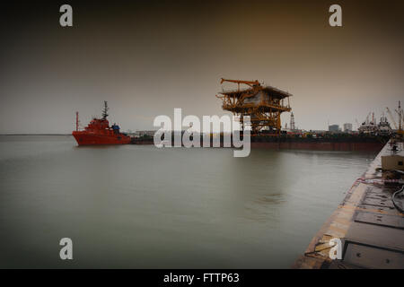 Un impianto di trivellazione petrolifera fesa su una chiatta prima vela di distanza Foto Stock