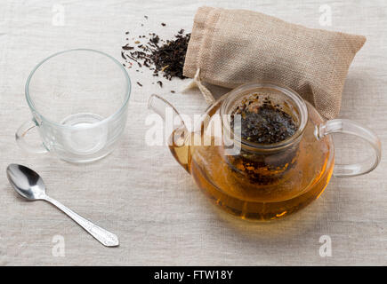 Vuoto tazza di tè e la teiera di fresco con infuso di tè nero Foto Stock