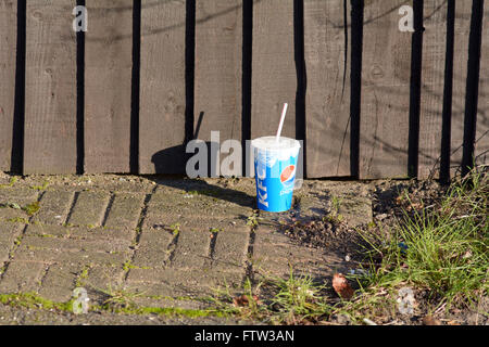 Pepsi Cola bevande acquistate in cartone al Kentucky Fried Chicken e caduta come lettiera in Bedford, Bedfordshire, Inghilterra Foto Stock