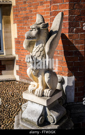 Stone griffin fuori l'ingresso principale a Bletchley Park Mansion REGNO UNITO Foto Stock