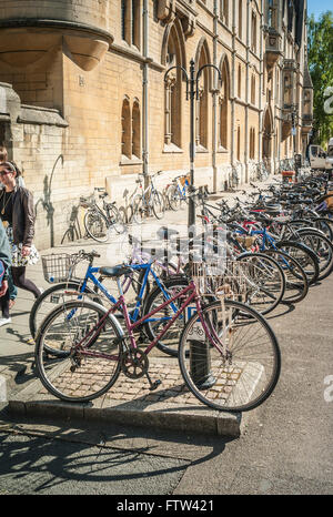 Gli studenti' biciclette parcheggiate fuori collegi universitari a Oxford Regno Unito Foto Stock