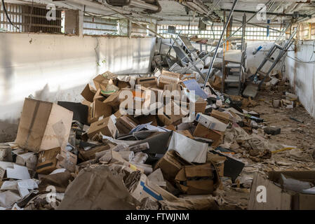 Magazzino disordinato totalmente spezzato e disorganizzato Foto Stock