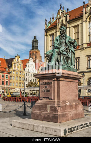 La statua di Alexander Fredro si trova sul lato sud del Rynek marketplace, Wroclaw, Polonia, Europa Foto Stock