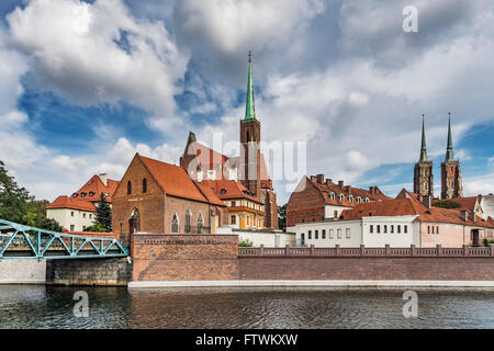 Sul Duomo isola sono la chiesa a croce (sinistra) e la Cattedrale di Wroclaw (a destra), Wroclaw, Polonia, Europa Foto Stock