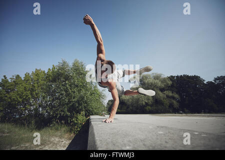 Sporty giovane jumping in estate park Foto Stock