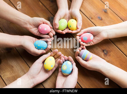Close up della donna le mani con colorate uova di pasqua Foto Stock