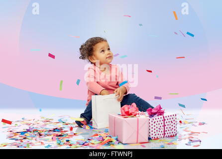 Piccolo felice bambina con regali di compleanno Foto Stock