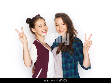 Felice ragazze adolescenti abbracciando e mostrando segno di pace Foto Stock