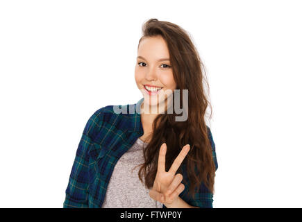 Sorridenti ragazza adolescente che mostra segni di pace Foto Stock