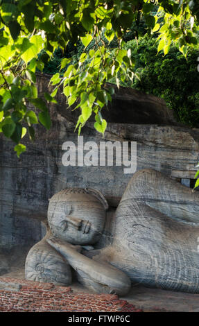 Buddha reclinato nel nirvana, Gal Vihara tempio di roccia, Polonnaruwa, Sri Lanka, Asia Foto Stock