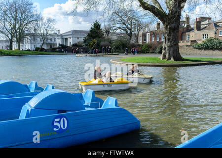 Il parco di Greenwich in barca il lago, Greenwich, London, Regno Unito Foto Stock