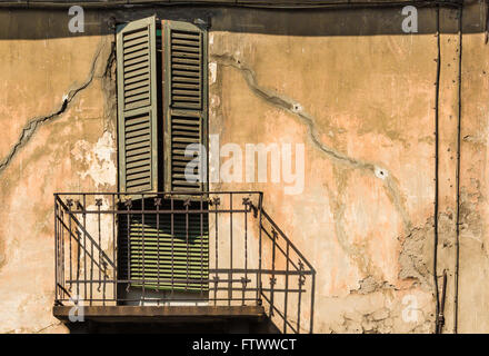 Vecchio muro e terrazza in Italia Foto Stock