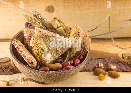 I cookie di integrale con le mandorle e la rosa canina è servita in un guscio di noce di cocco Foto Stock