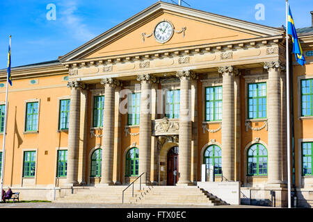 Karlskrona, Svezia - 27 Marzo 2016: il distretto courthouse Blekinge Tingsratt come visto dalla piazza del paese un giorno di sole in sp Foto Stock