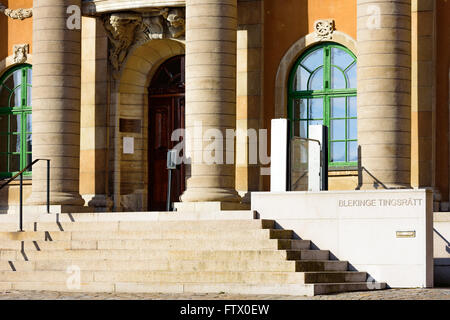 Karlskrona, Svezia - 27 Marzo 2016: il distretto courthouse Blekinge Tingsratt come visto dalla piazza del paese un giorno di sole in sp Foto Stock