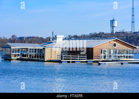 Karlskrona, Svezia - 27 Marzo 2016: un ristorante galleggiante senza alcun segno o identità presso la marina della citta'. Forse è vacante Foto Stock