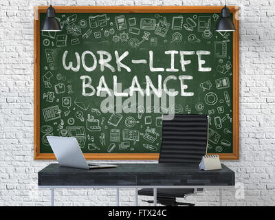 Equilibrio tra lavoro e vita privata sulla lavagna in ufficio. Foto Stock