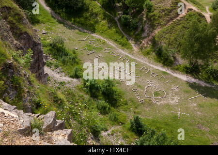 Un nuovo modo di proporre matrimonio. Qualcuno ha stabilito le pietre per formare un messaggio su un lato della collina in Cotswolds nel Regno Unito chiedendo la sua ragazza di sposare lui. Foto Stock