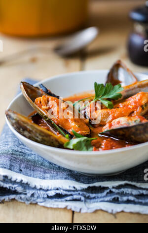 Nuova Zelanda cozze al pomodoro e salsa di erbe Foto Stock