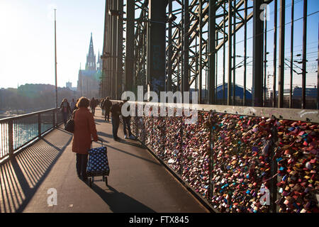 L'Europa, Germania, Colonia, lucchetti sul recinto del Sentiero degli Hohenzollern ponte ferroviario. Coppie giovani suggellare il loro amore con e Foto Stock