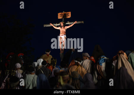 I penitenti cattolica ri-emanare la crocifissione di Cristo durante il Venerdì Santo osservanze Marzo 25, 2016 a Brasilia, Brasile. Foto Stock