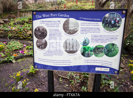 Edimburgo, Scozia - Marzo 10th 2016: un segno di informazioni all'ingresso della porta ovest giardino nella storica città di Edimburgo Foto Stock