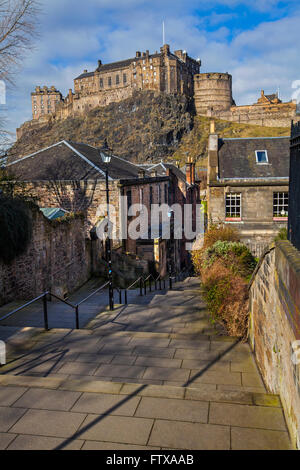 Una bella vista sul Castello di Edimburgo dal Vennel a Edimburgo, Scozia. Foto Stock