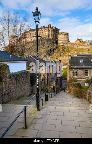 Una bella vista sul Castello di Edimburgo dal Vennel a Edimburgo, Scozia. Foto Stock