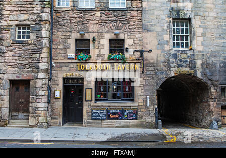 Edimburgo, Scozia - 9 MARZO 2016: una vista della storica Tolbooth Tavern situato lungo Canongate sul Royal Mile di Edinb Foto Stock