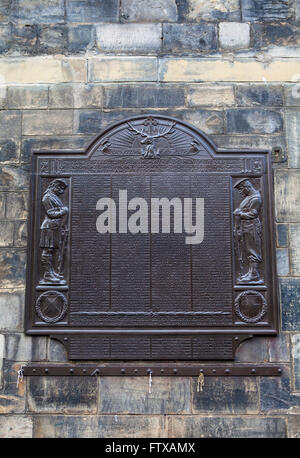 Edimburgo, Scozia - Marzo 10th 2016: un memoriale sulla Canongate Tolbooth a Edimburgo, dedicato alla memoria degli uomini da th Foto Stock