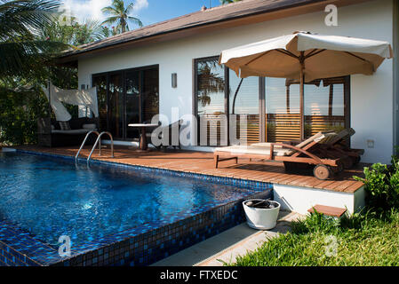 Piscina e al di fuori di villa di lusso in Residence Hotel in isola di Zanzibar un semi-autonomo parte della Tanzania, in East Afr Foto Stock