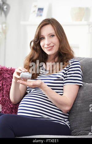 Donna incinta l'assunzione di acido folico compresse Foto Stock