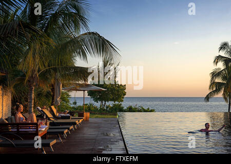 Piscina del Residence Hotel a isola di Zanzibar una semi-parte autonoma della Tanzania in Africa orientale Foto Stock