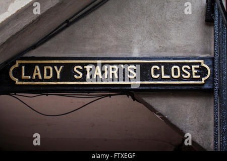 Il segno di strada per la storica Lady scale vicino si trova lungo il Royal Mile di Edimburgo, in Scozia. Foto Stock