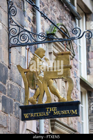 Edimburgo, Scozia - 9 MARZO 2016: Il segno sopra la porta di ingresso per il Museo degli scrittori si trova a Lady scale vicino in Edinburg Foto Stock