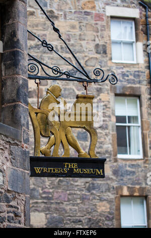 Edimburgo, Scozia - 9 MARZO 2016: Il segno sopra la porta di ingresso per il Museo degli scrittori si trova a Lady scale vicino in Edinburg Foto Stock