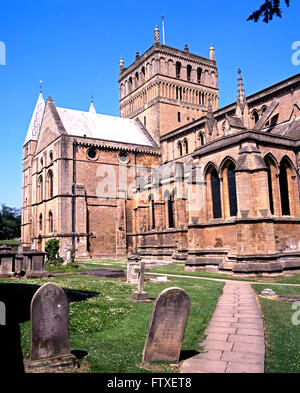 Vista di Southwell Minster con lapidi in primo piano, southwell, Nottinghamshire, Inghilterra, Regno Unito, Europa occidentale. Foto Stock